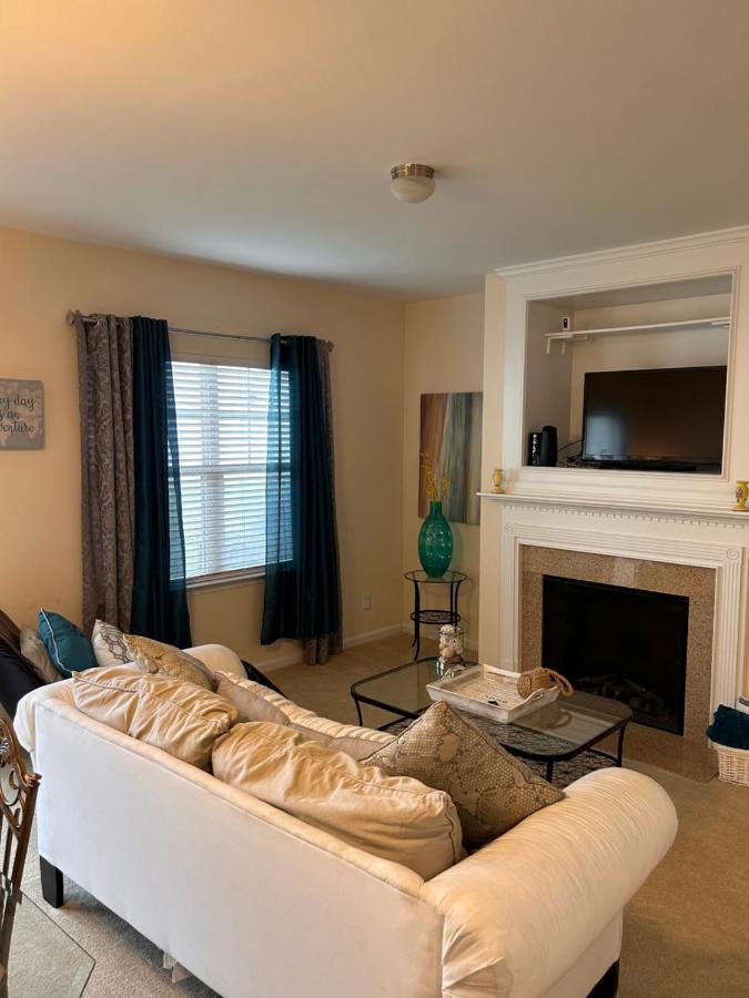 Cute And Cozy 5 Min From Carowinds Apartment Charlotte Luaran gambar